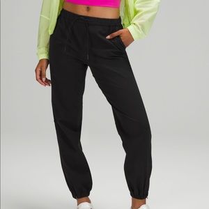 NWT Essential Affinity Mid-Rise Jogger 27’’